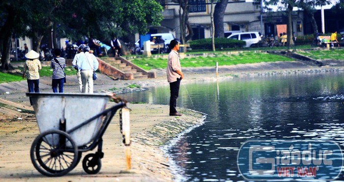 Có lẽ tiểu tiện ở hồ Thiền Quang "mát" hơn nên người đàn ông này chẳng ngại ngần gì những người xung quanh !!!